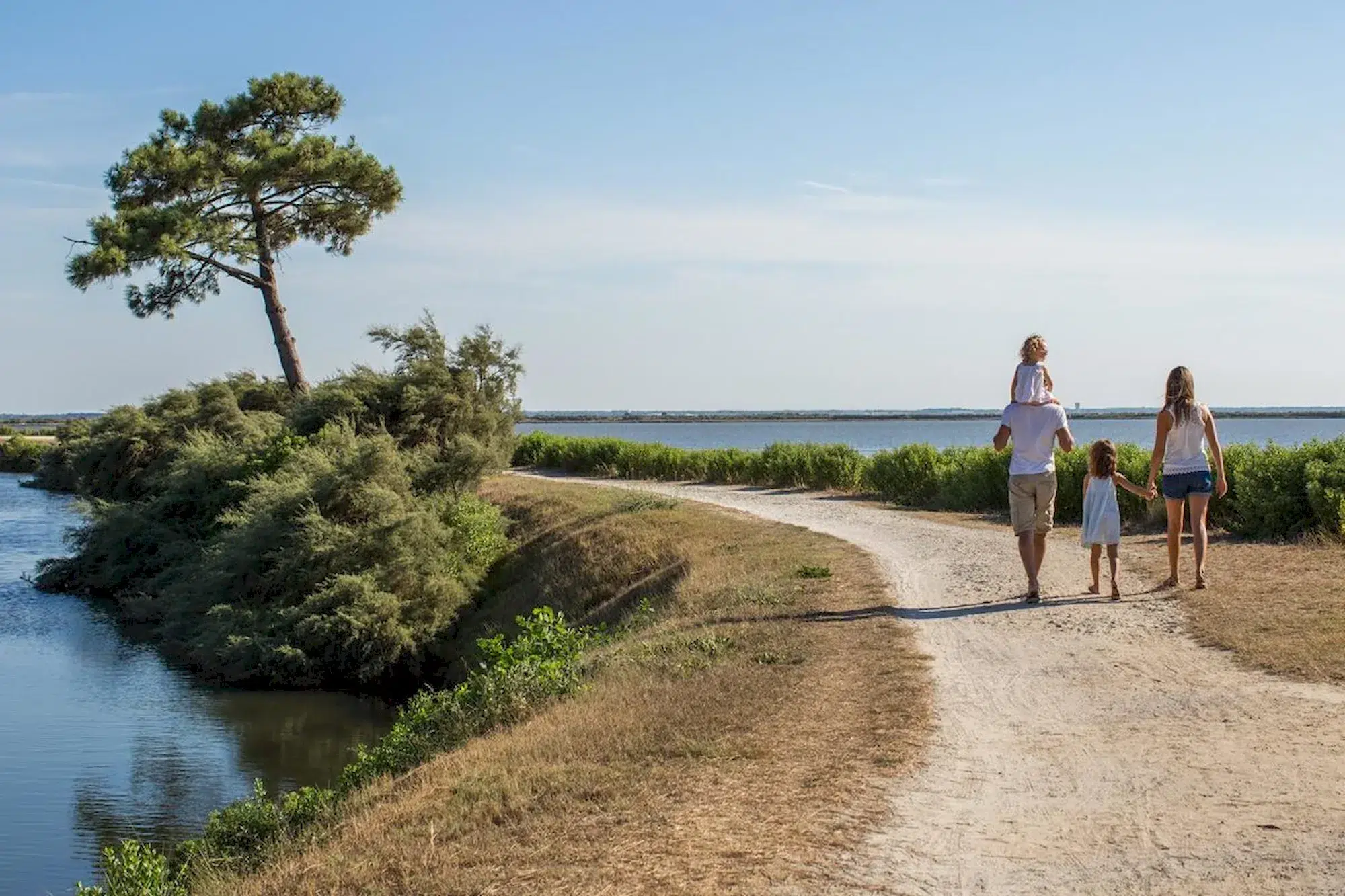 Hiking, a family activity on the Bay of Arcachon