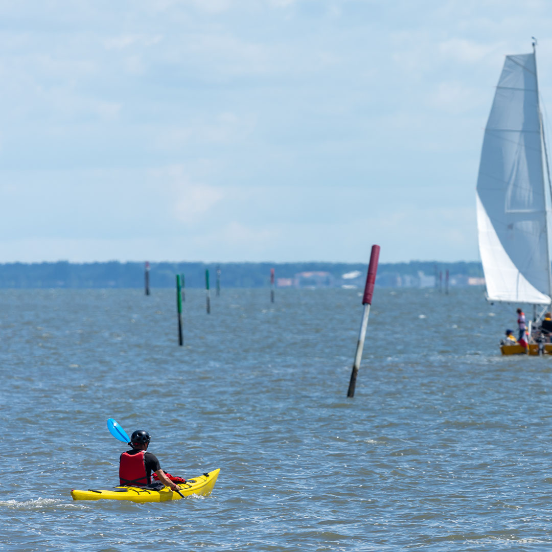 What sporting activities are available in the Bay of Arcachon?