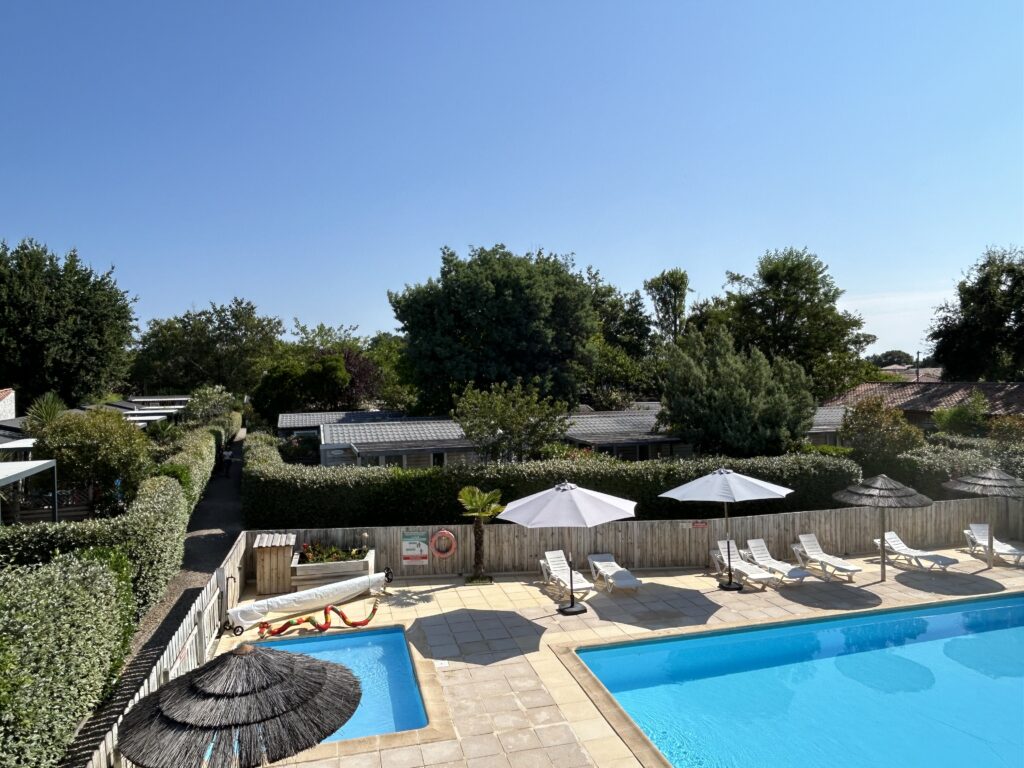 Photo piscine et allée camping