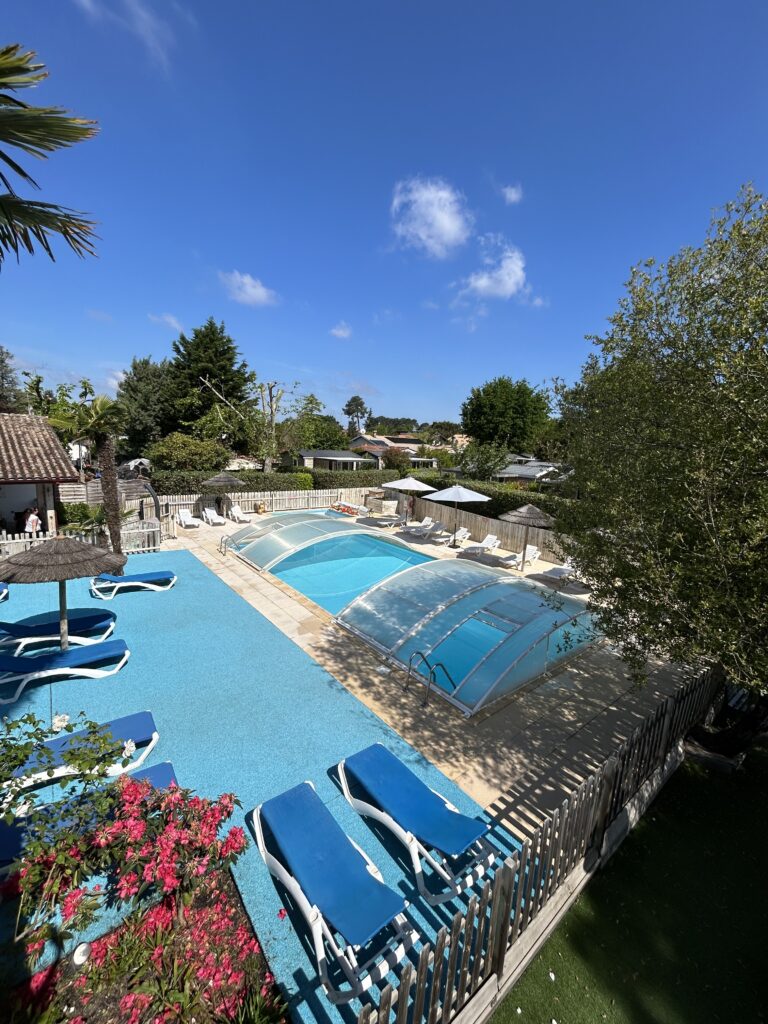 Piscine avec le dôme ter