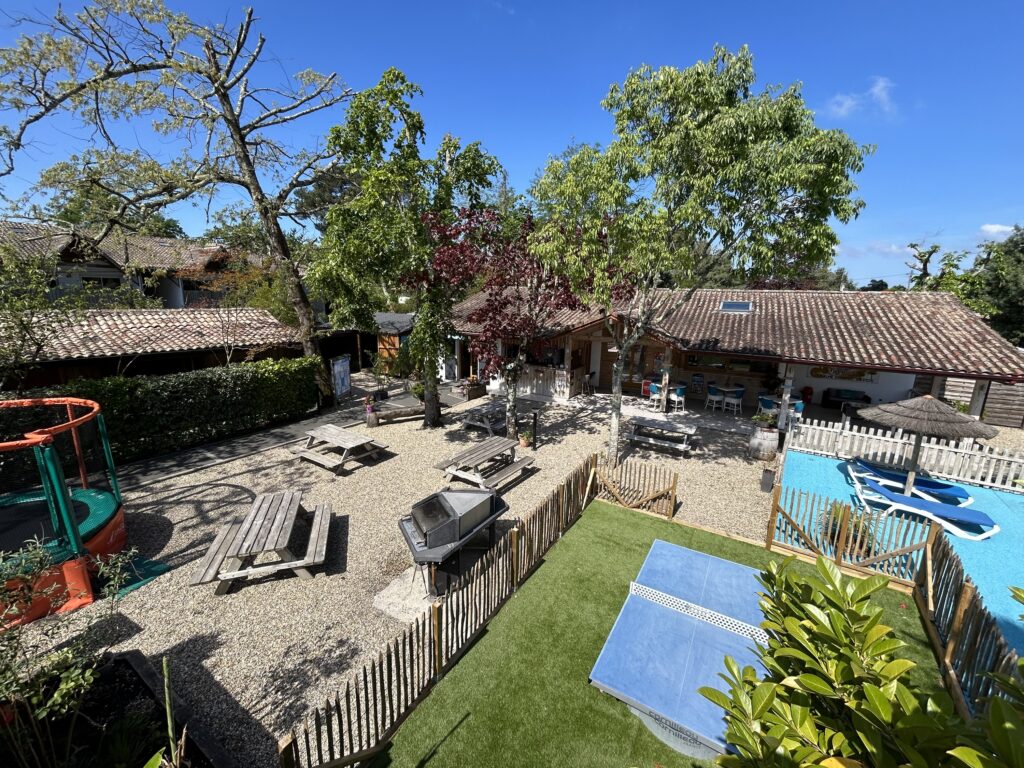 Vue accueil réception, bar, snacking, terrasse, coin détente, espace aquatique et jeux bis